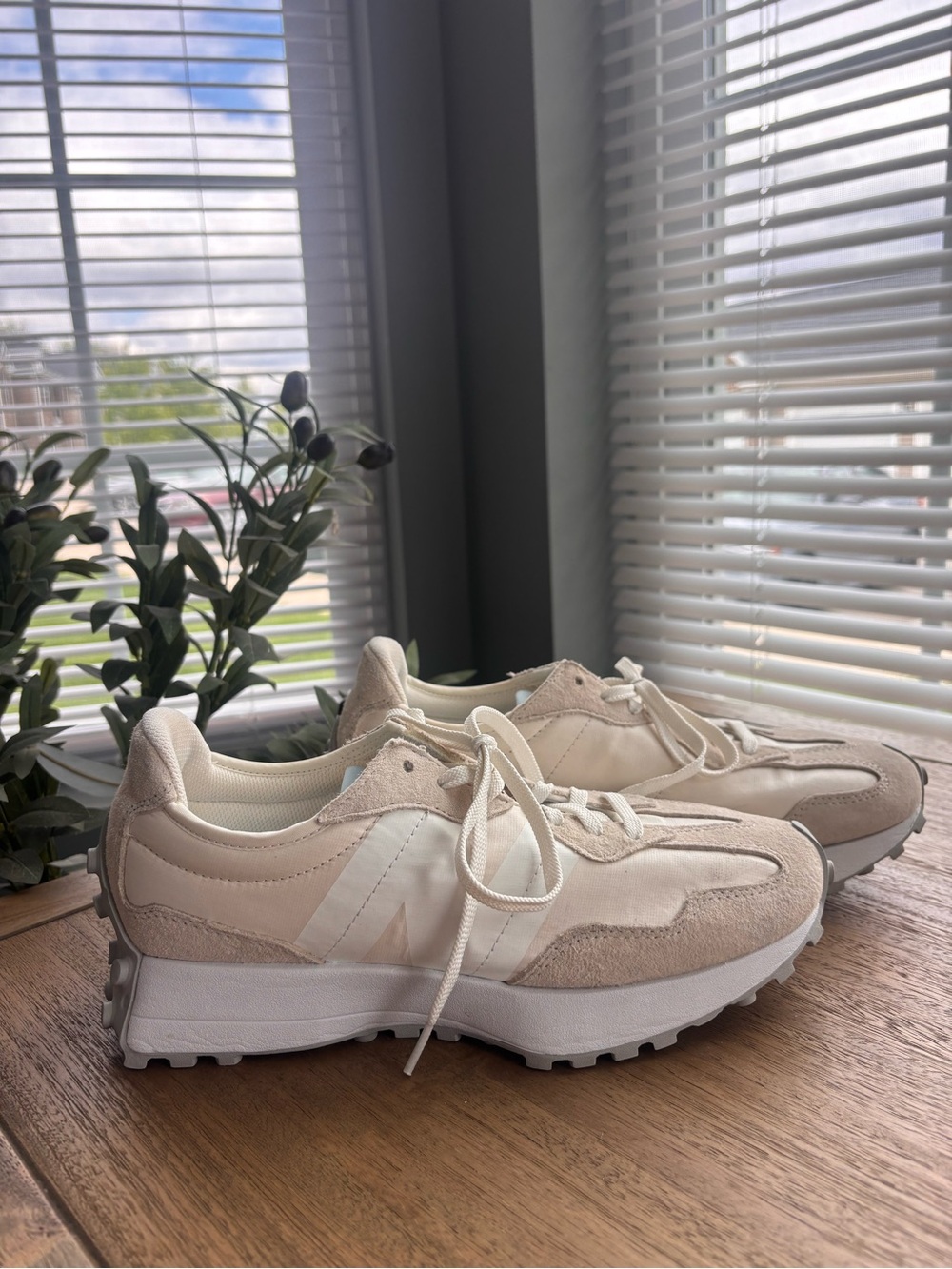 New Balance 327 Sneakers